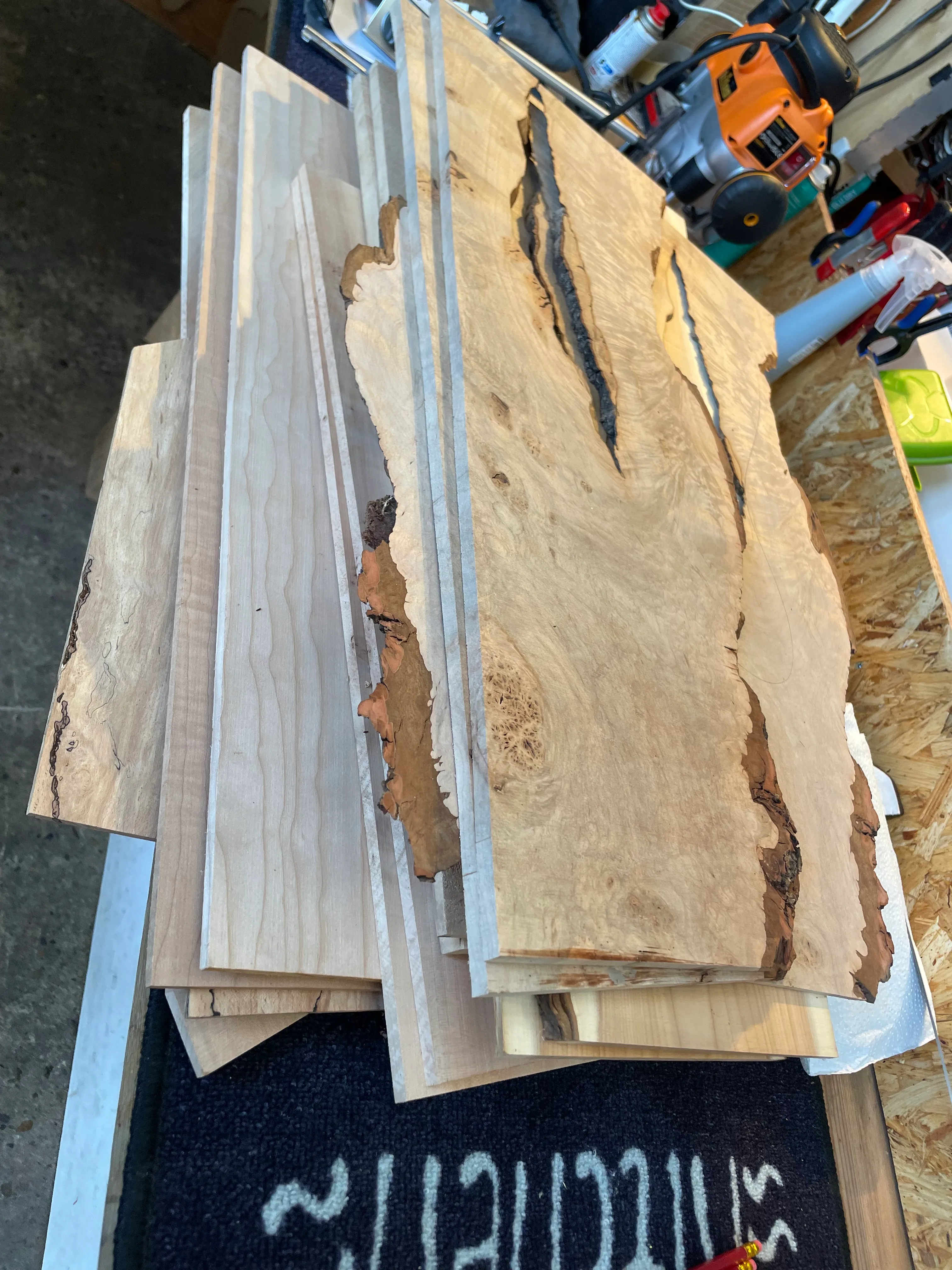 A stack of burl wood tops, some with live edges. These will be glued to the top of the body, but not on my guitar, I’m doing a single solid body. The downside is that my guitar will be quite heavy because I won’t have the opportunity to cut weight relief chambers.
